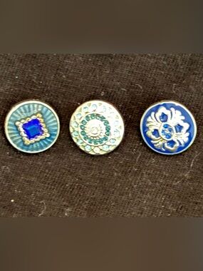 3 original dots to wear in bracelets and necklaces. Shades of blue